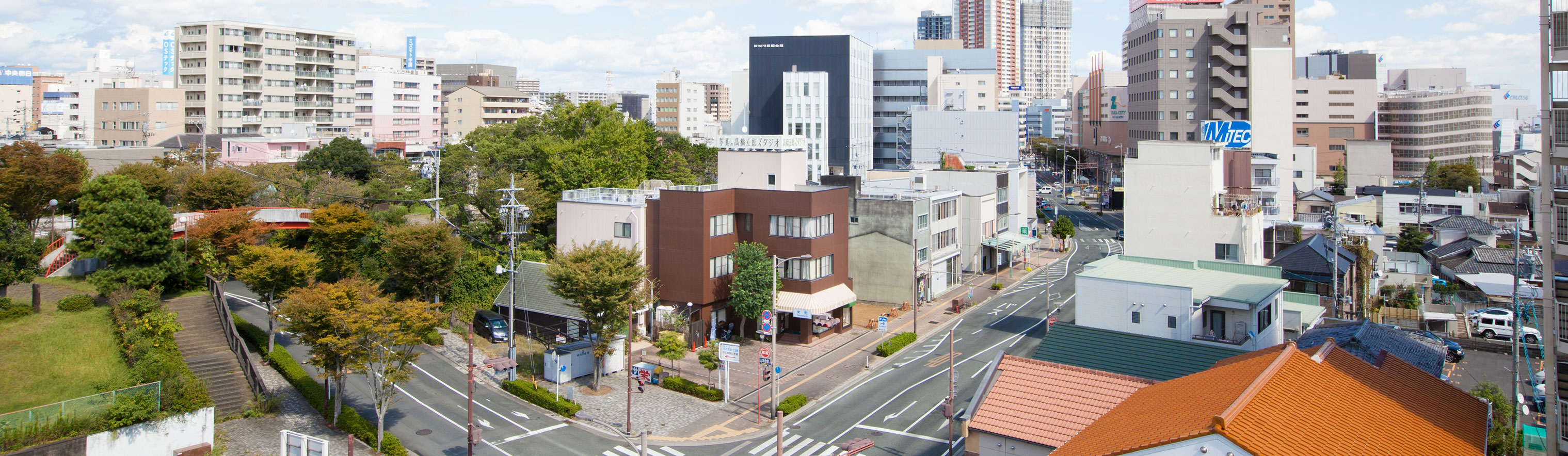 高橋五郎スタジオの外観と浜松市中区栄町の町並み