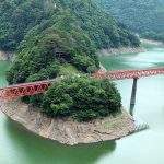 湖の上に浮かぶ駅